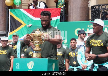 03. November 2023 - die Zuschauer unterstützen das Springbok Rugby-Team auf den Straßen Kapstadts. Das südafrikanische Rugby-Team ist zum vierten Mal mit der Weltmeisterschaft zurückgekehrt. Dies war Teil ihrer Siegesreise durch Südafrika. Siya Kolisi und das Team zeigen Kapstadt den Pokal. Stockfoto