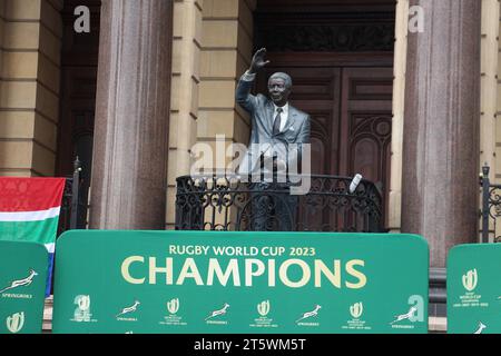 03. November 2023 - die Zuschauer unterstützen das Springbok Rugby-Team auf den Straßen Kapstadts. Das South Africam Rugby-Team ist zum vierten Mal mit der Weltmeisterschaft zurückgekehrt. Dies war Teil ihrer Siegesreise durch Südafrika. Stockfoto