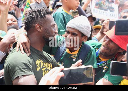 03. November 2023 - die Zuschauer unterstützen das Springbok Rugby-Team auf den Straßen Kapstadts. Das südafrikanische Rugby-Team ist zum vierten Mal mit der Weltmeisterschaft zurückgekehrt. Dies war Teil ihrer Siegesreise durch Südafrika. Soja Kolisi bei den Fans. Stockfoto