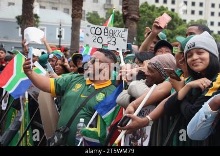 03. November 2023 - die Zuschauer unterstützen das Springbok Rugby-Team auf den Straßen Kapstadts. Das South Africam Rugby-Team ist zum vierten Mal mit der Weltmeisterschaft zurückgekehrt. Dies war Teil ihrer Siegesreise durch Südafrika. Stockfoto