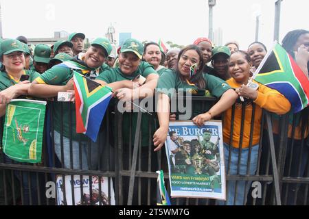 03. November 2023 - die Zuschauer unterstützen das Springbok Rugby-Team auf den Straßen Kapstadts. Das South Africam Rugby-Team ist zum vierten Mal mit der Weltmeisterschaft zurückgekehrt. Dies war Teil ihrer Siegesreise durch Südafrika. Stockfoto