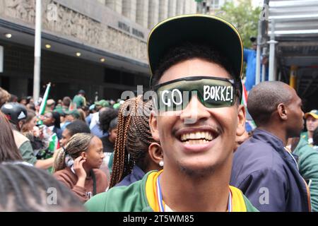 03. November 2023 - die Zuschauer unterstützen das Springbok Rugby-Team auf den Straßen Kapstadts. Das südafrikanische Rugby-Team ist zum vierten Mal mit der Weltmeisterschaft zurückgekehrt. Dies war Teil ihrer Siegesreise durch Südafrika. Stockfoto