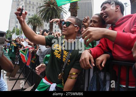 03. November 2023 - die Zuschauer unterstützen das Springbok Rugby-Team auf den Straßen Kapstadts. Das südafrikanische Rugby-Team ist zum vierten Mal mit der Weltmeisterschaft zurückgekehrt. Dies war Teil ihrer Siegesreise durch Südafrika. Cheslin Kolbe und Fans. Stockfoto