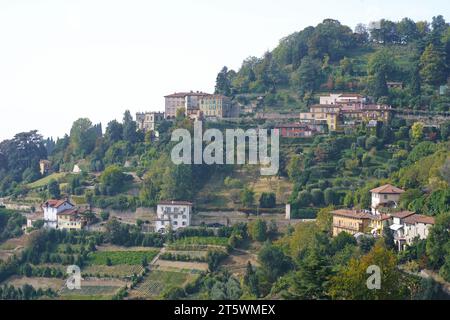 Bergamo. Eine der schönsten Städte Italiens. Landschaft in der Altstadt vom Hügel San Vigil. Herrlicher Blick auf die Türme, Glockentürme und die Hauptkirche Stockfoto