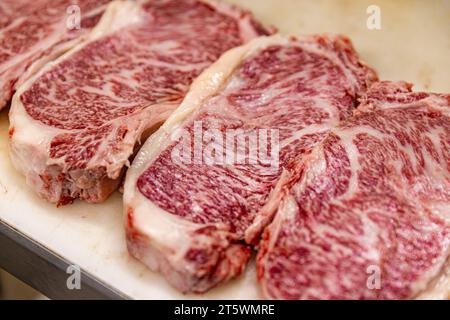 Rohes japanisches Wagyu-Lendensteak. Rohes, frisches marmoriertes Fleisch Stockfoto