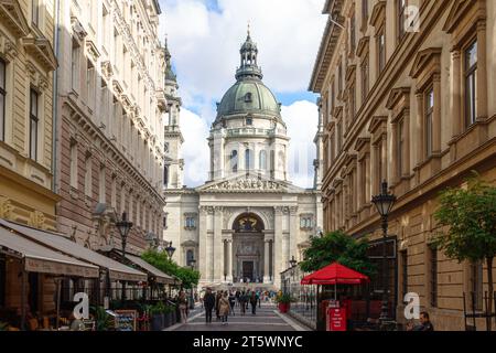 Stephans Basilika im Zentrum von Budapest, Ungarn an einem sonnigen Herbsttag aus Sicht von Zrinyi utca Stockfoto