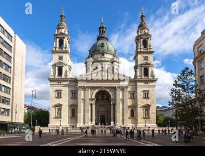 Stephansdom im Zentrum von Budapest, Ungarn an einem sonnigen Herbsttag mit Fußgängern auf dem Platz darunter Stockfoto