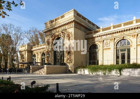 Das Haus des ungarischen Millenniums / Millenniums-Haza im Budapest City Park im Herbst Stockfoto