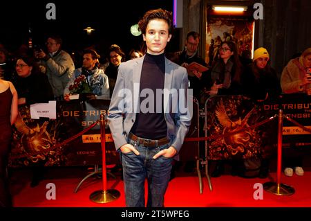Cooper Dillon bei der Premiere des Kinofilms die Tribute von Panem – die Ballade der Singvögel und Schlangen/die Hungerspiele: Die Ballade der Singvögel und Schlangen in der Lichtburg. Essen, 06.11.2023 *** Cooper Dillon bei der Premiere des Films die Hungerspiele die Ballade der Singvögel und Schlangen die Hungerspiele die Ballade der Singvögel Schlangen bei Lichtburg Essen, 06 11 2023 Foto:XT.xSchröerx/xFuturexImagex Panem essen 3104 Credit: Imago/Alamy Live News Stockfoto