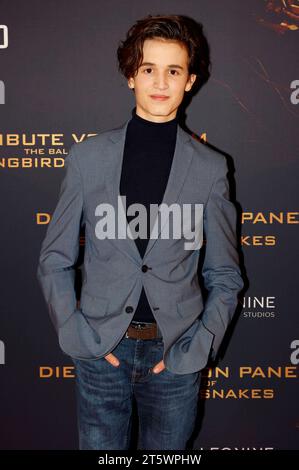 Cooper Dillon bei der Premiere des Kinofilms die Tribute von Panem – die Ballade der Singvögel und Schlangen/die Hungerspiele: Die Ballade der Singvögel und Schlangen in der Lichtburg. Essen, 06.11.2023 *** Cooper Dillon bei der Premiere des Films die Hungerspiele die Ballade der Singvögel und Schlangen die Hungerspiele die Ballade der Singvögel Schlangen bei Lichtburg Essen, 06 11 2023 Foto:XT.xSchröerx/xFuturexImagex Panem essen 3127 Credit: Imago/Alamy Live News Stockfoto
