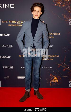 Cooper Dillon bei der Premiere des Kinofilms die Tribute von Panem – die Ballade der Singvögel und Schlangen/die Hungerspiele: Die Ballade der Singvögel und Schlangen in der Lichtburg. Essen, 06.11.2023 *** Cooper Dillon bei der Premiere des Films die Hungerspiele die Ballade der Singvögel und Schlangen die Hungerspiele die Ballade der Singvögel Schlangen bei Lichtburg Essen, 06 11 2023 Foto:XT.xSchröerx/xFuturexImagex Panem essen 3126 Credit: Imago/Alamy Live News Stockfoto