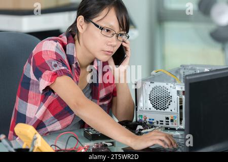 Eine Technikerin am Telefon mit der Kundin Stockfoto