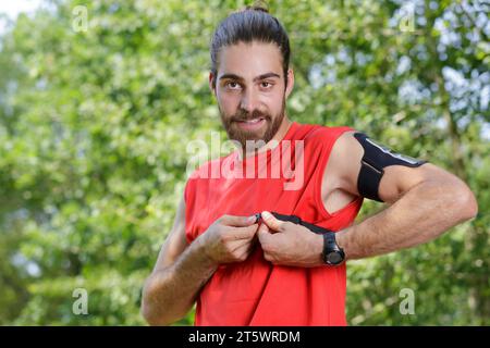 Mann, der seine intelligente Uhr mit Herzfrequenzmesser befestigt Stockfoto