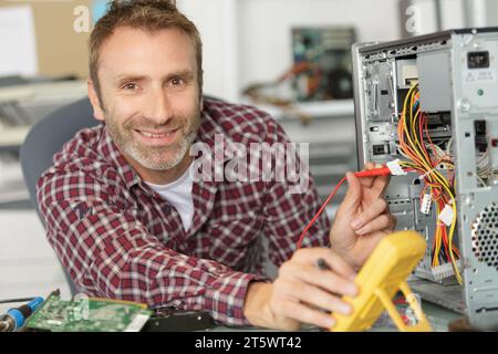 Der Elektronikentwickler überprüft die Anzeigeleuchten des Digitalmultimeters Stockfoto