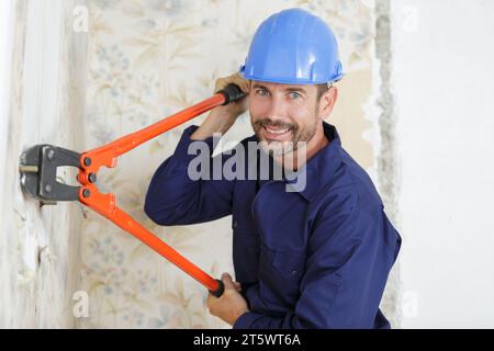 Porträt des Menschen mit Bolzenschneidern Stockfoto