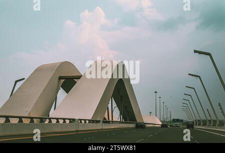 Abu Dhabi, VAE: 04112023- Abu Dhabi Stadt bei Sonnenuntergang, schöner Himmel bei Sonnenuntergang, Wolken bei Sonnenuntergang Stockfoto