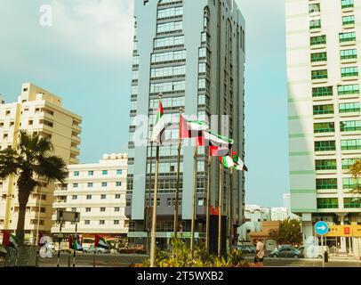 Abu Dhabi, VAE: 04112023- Abu Dhabi Stadt bei Sonnenuntergang, schöner Himmel bei Sonnenuntergang, Wolken bei Sonnenuntergang Stockfoto