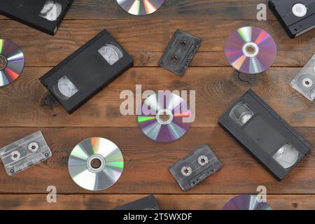 KIEW, UKRAINE - 4. MAI 2023: Audiokassetten, Kassetten Videos, CDs aus nächster Nähe. Die Entwicklung der Medien Stockfoto