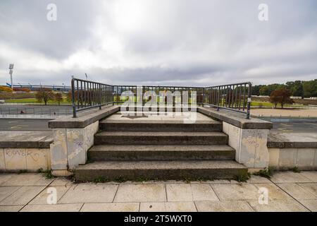 Nürnberg, Deutschland - 25. Oktober 2023: Blick von der Tribüne über das Zeppelinfeld und die große Straße. Hitlers Rednerpult während der Parade der Stockfoto