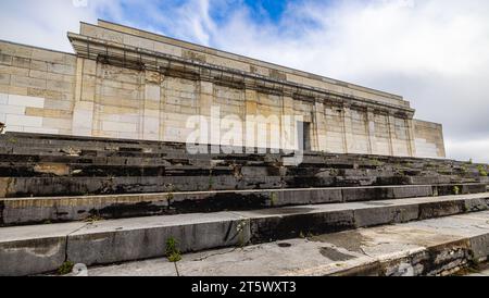 Nürnberg, Deutschland - 25. Oktober 2023: Die Überreste des deutschen Größenwahns im Dritten Reich, Haupttribüne oder großer Stand auf dem Zeppelinfeld in Nure Stockfoto