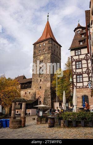 Nürnberg, Deutschland - 25. Oktober 2023: Der Turm des Tiergärtnertors, Teil der Nürnberger Stadtmauer. Das Tor befindet sich südlich der kaiserlichen Burg oder K Stockfoto