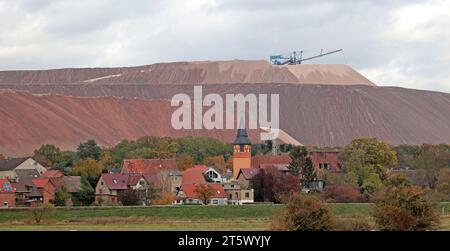 Zielitz, Deutschland. November 2023. Hinter der Gemeinde Zielitz erhebt sich eine riesige, über 90 Meter hohe Bachspitze. Die Zielitzer Kali AG lagert hier Salzreste. Jedes Jahr werden rund 2,5 Millionen Tonnen der mehr als 11 Millionen Tonnen Salz, die im Kaliwerk Zielitz abgebaut werden, als reines Kalisalz produziert. Die restlichen 8,5 Millionen Tonnen werden abgeladen. Seit der Kaligewinnung im Jahr 1973 wurden hier mehrere Millionen Tonnen Abfallmaterial aufgestapelt, um diese Haufen zu bilden. Quelle: Peter Gercke/dpa-Zentralbild/dpa/Alamy Live News Stockfoto