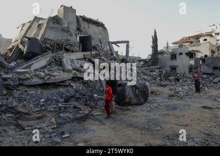 Rafah, Gaza. November 2023. Palästinensische Familien fliehen vor dem ...