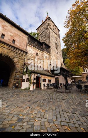 Nürnberg, Deutschland - 25. Oktober 2023: Der Turm des Tiergärtnertors, Teil der Nürnberger Stadtmauer. Das Tor befindet sich südlich der kaiserlichen Burg oder K Stockfoto