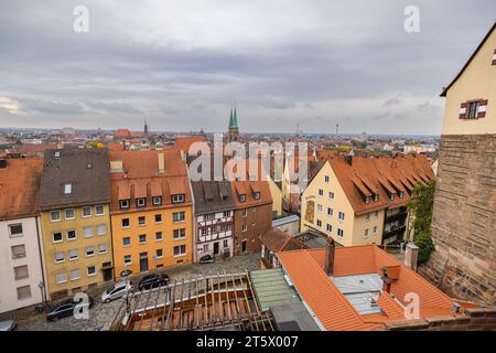 Nürnberg, Deutschland - 25. Oktober 2023: Blick von der Kaiserburg über die Dächer der Altstadt. Bewölkter Himmel über dem ci Stockfoto