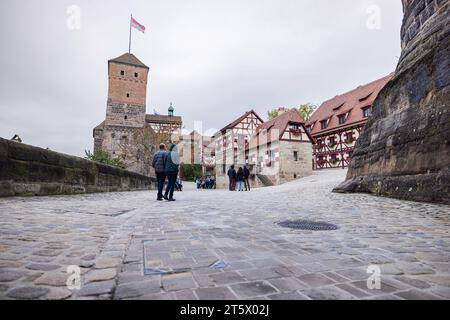 Nürnberg, Deutschland - 25. Oktober 2023: Sitwell Tower (Sinwellturm) in der mittelalterlichen Kaiserburg. Befestigte Gebäude auf einem Sandsteinriegel Stockfoto