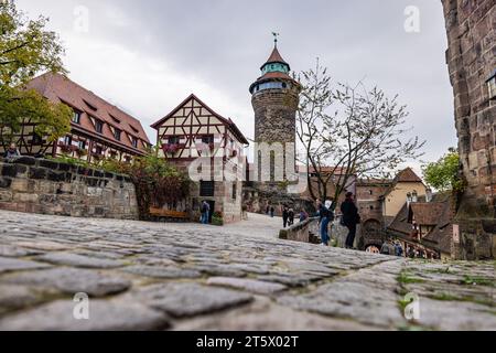 Nürnberg, Deutschland - 25. Oktober 2023: Sitwell Tower (Sinwellturm) in der mittelalterlichen Kaiserburg. Befestigte Gebäude auf einem Sandsteinriegel Stockfoto