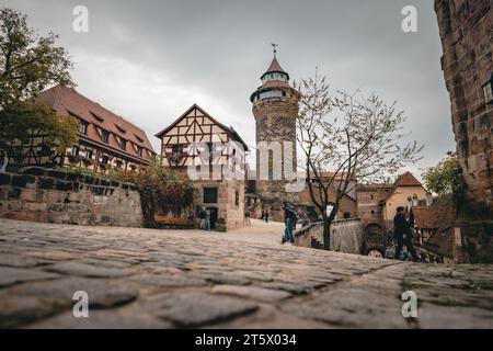 Nürnberg, Deutschland - 25. Oktober 2023: Sitwell Tower (Sinwellturm) in der mittelalterlichen Kaiserburg. Befestigte Gebäude auf einem Sandsteinriegel Stockfoto