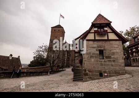 Nürnberg, Deutschland - 25. Oktober 2023: Im Inneren der Kaiserburg, Fachwerkhäuser, Sandsteinbauten und gepflasterte Wege Stockfoto