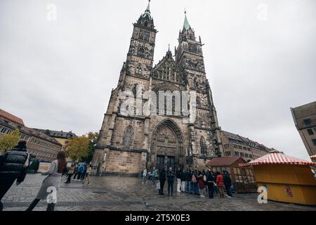 Nürnberg, Deutschland - 25. Oktober 2023: St. Lorenz (St. Lawrence) ist eine mittelalterliche Kirche der ehemaligen freien Reichsstadt Nürnberg. Am Rand des Th Stockfoto