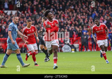 Ola Aina #43 von Nottingham Forest feiert sein Ziel, es 1-0 während des Premier League-Spiels Nottingham Forest vs Aston Villa at City Ground, Nottingham, Vereinigtes Königreich, 5. November 2023 (Foto: Gareth Evans/News Images) Stockfoto