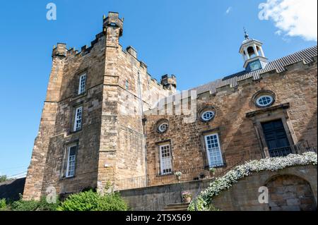 Lumley Castle ist eine viereckige Burg aus dem 14. Jahrhundert in der Chester-le-Street im Norden Englands. Stockfoto