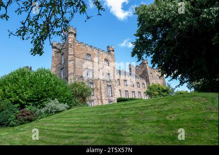 Lumley Castle ist eine viereckige Burg aus dem 14. Jahrhundert in der Chester-le-Street im Norden Englands. Stockfoto