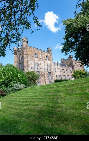 Lumley Castle ist eine viereckige Burg aus dem 14. Jahrhundert in der Chester-le-Street im Norden Englands. Stockfoto