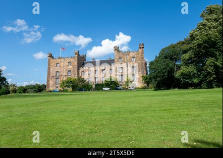 Lumley Castle ist eine viereckige Burg aus dem 14. Jahrhundert in der Chester-le-Street im Norden Englands. Stockfoto