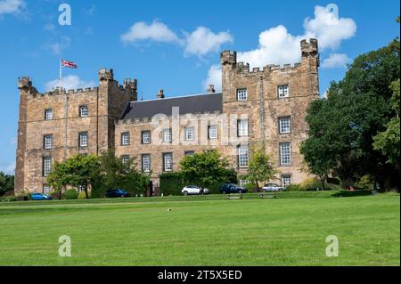 Lumley Castle ist eine viereckige Burg aus dem 14. Jahrhundert in der Chester-le-Street im Norden Englands. Stockfoto