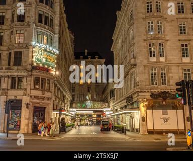 Der Haupteingang des Savoy Hotels, The Strand, London Stockfoto