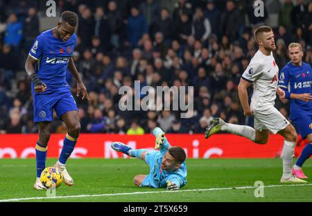 London, Großbritannien. November 2023 - Tottenham Hotspur gegen Chelsea - Premier League - Tottenham Hotspur Stadium. Nicolas Jackson von Chelsea geht um Guglielmo Vicario, um sein drittes Tor gegen Spurs zu erzielen. Bildnachweis: Mark Pain / Alamy Live News Stockfoto