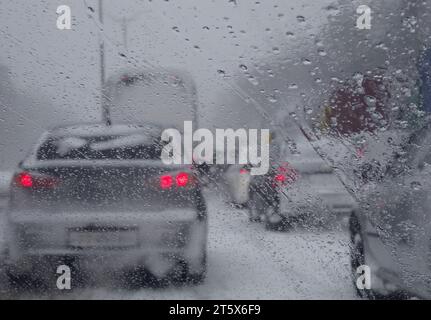 Fahrzeuge in Verkehrsproblemen auf der Straße unter extremen Winterbedingungen Stockfoto