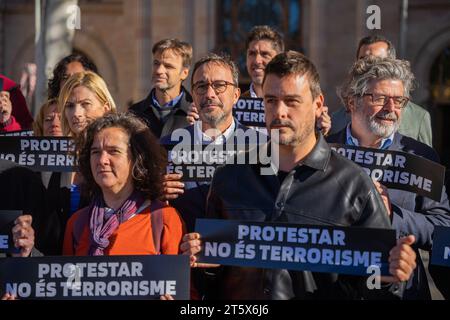 Barcelona, Barcelona, Spanien. November 2023. Die politischen Parteien EN ComÃº Podem, ERC, JuntsXCat und der POKAL und Verbände wie „Mnium Cultural“ haben sich im TSJC unter dem Motto „Protest ist kein Verbrechen“ getroffen, um ein Gruppenfoto zu machen und die neue Zwischenrede von Richter GarcÃ-a-CastellÃ³n vom Nationalgericht anzuprangern, in der mehrere Personen wegen Terrorismus in der ermittelt wurden demokratischer Tsunami-Fall. Jaume Asens (EN ComÃº Podem), Raquel Sans Guerra (ERC), Josep Rius (JuntsXCat), Dolors Sabaté (CUP) und andere nahmen an dem Foto Teil. Quelle: ZUMA Press, Inc./Alamy Live News Stockfoto