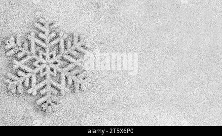 Mit silbernem Glitzer bedeckte Schneeflocke. Weihnachtsdekoration Glitzer Hintergrund und Kopierraum. Stockfoto