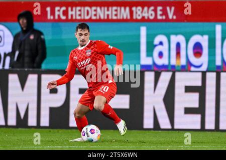 Heidenheim, Deutschland. November 2023. Fußball: Bundesliga, 1. FC Heidenheim - VfB Stuttgart, Spieltag 10, Voith-Arena, Heidenheims Nikola Dovedan in Aktion. Hinweis: Harry langer/dpa – WICHTIGER HINWEIS: gemäß den Vorschriften der DFL Deutscher Fußball-Liga und des DFB Deutscher Fußball-Bundes ist es verboten, im Stadion und/oder des Spiels aufgenommene Fotografien in Form von sequenziellen Bildern und/oder videoähnlichen Fotoserien zu verwenden oder zu nutzen./dpa/Alamy Live News Stockfoto