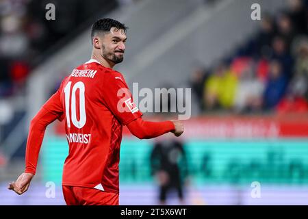 Heidenheim, Deutschland. November 2023. Fußball: Bundesliga, 1. FC Heidenheim - VfB Stuttgart, Spieltag 10, Voith-Arena, Heidenheims Tim Kleindienst reagiert während des Spiels. Hinweis: Harry langer/dpa – WICHTIGER HINWEIS: gemäß den Vorschriften der DFL Deutscher Fußball-Liga und des DFB Deutscher Fußball-Bundes ist es verboten, im Stadion und/oder des Spiels aufgenommene Fotografien in Form von sequenziellen Bildern und/oder videoähnlichen Fotoserien zu verwenden oder zu nutzen./dpa/Alamy Live News Stockfoto