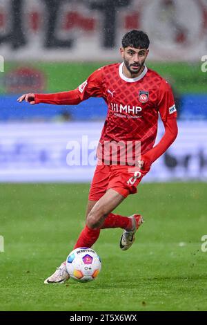 Heidenheim, Deutschland. November 2023. Fußball: Bundesliga, 1. FC Heidenheim - VfB Stuttgart, Spieltag 10, Voith-Arena, Heidenheims Eren Dinkci in Aktion. Hinweis: Harry langer/dpa – WICHTIGER HINWEIS: gemäß den Vorschriften der DFL Deutscher Fußball-Liga und des DFB Deutscher Fußball-Bundes ist es verboten, im Stadion und/oder des Spiels aufgenommene Fotografien in Form von sequenziellen Bildern und/oder videoähnlichen Fotoserien zu verwenden oder zu nutzen./dpa/Alamy Live News Stockfoto