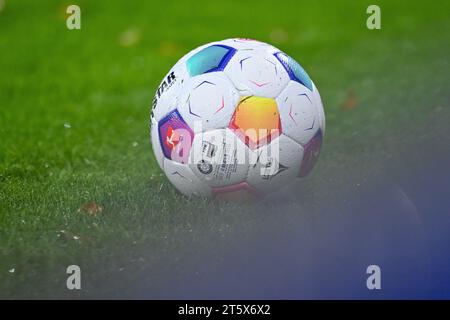 Heidenheim, Deutschland. November 2023. Fußball: Bundesliga, 1. FC Heidenheim - VfB Stuttgart, Spieltag 10, Voith-Arena, der Spielball auf dem Spielfeld. Hinweis: Harry langer/dpa – WICHTIGER HINWEIS: gemäß den Vorschriften der DFL Deutscher Fußball-Liga und des DFB Deutscher Fußball-Bundes ist es verboten, im Stadion und/oder des Spiels aufgenommene Fotografien in Form von sequenziellen Bildern und/oder videoähnlichen Fotoserien zu verwenden oder zu nutzen./dpa/Alamy Live News Stockfoto