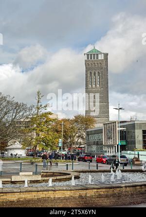 Plymouth Guildhall und die Crown and County Law Courts neben dem kürzlich regenerierten Civic Square am Armada Way der Stadt. In den Vordergrund der San Seb Stockfoto